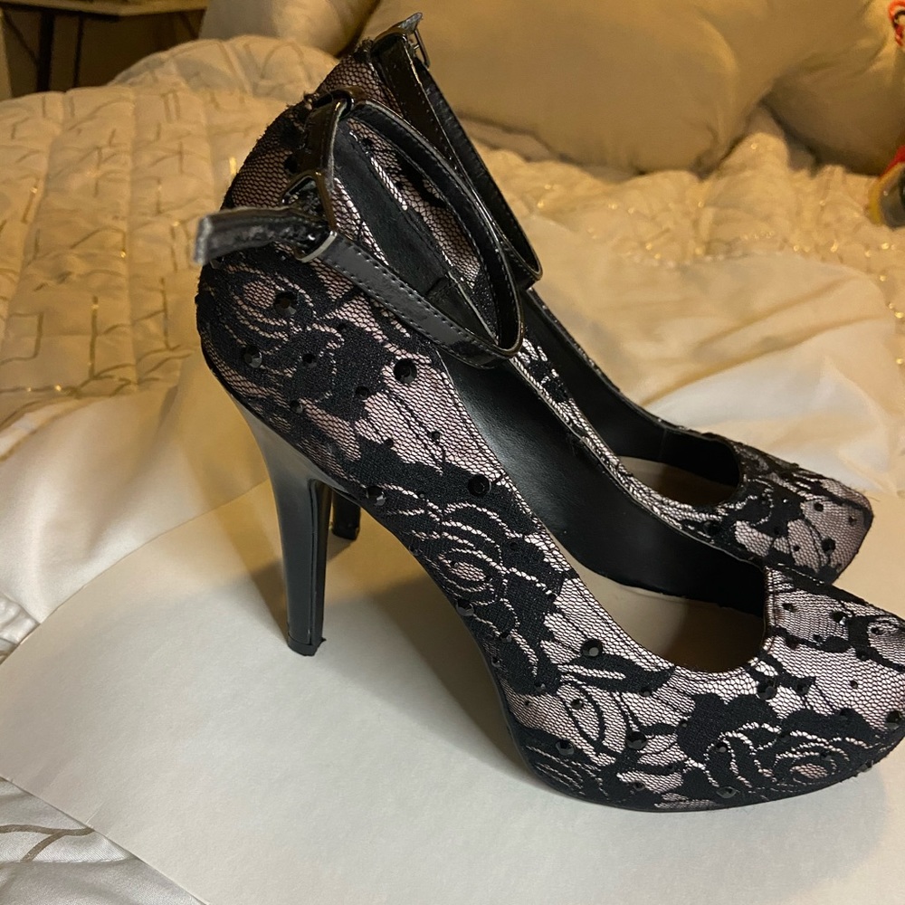 Champagne and black lace heels 👠
